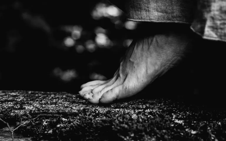 Blote voet op de grond tijdens loopmeditatie