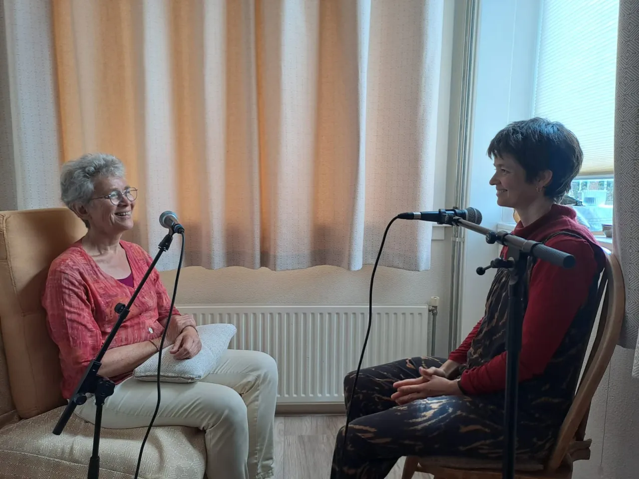 Ank Schravendeel en Lieze Ruys in gesprek bij aflevering 3 van podcast op retraite