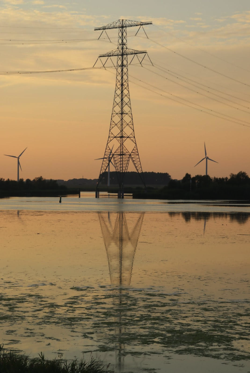 Transmissietoren met windmolens